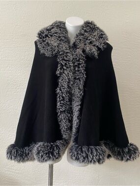 This & that acrylic Black Cape Coat with Gray Faux Fur Trim - one size -
Winter